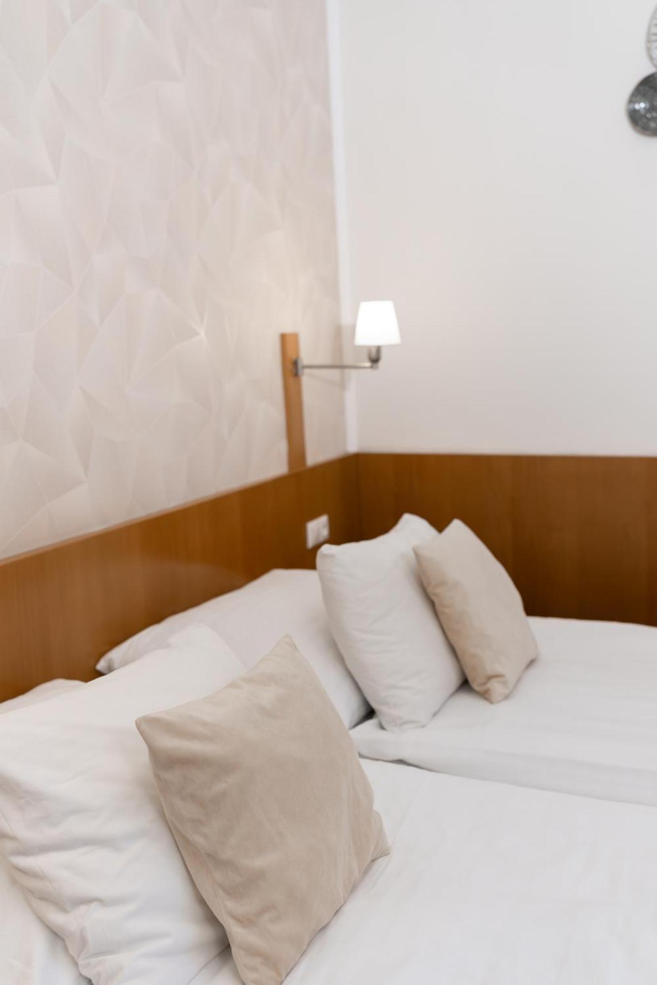 Hotel Apollon Litoměřice Bagian luar foto
