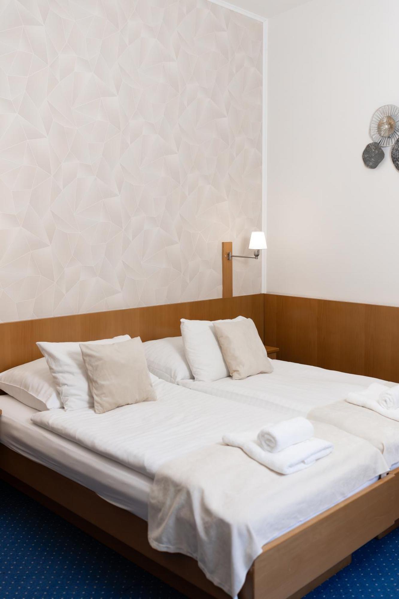 Hotel Apollon Litoměřice Bagian luar foto